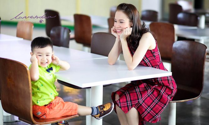 Chụp ảnh concept mẹ và bé trai tự nhiên đời thường
