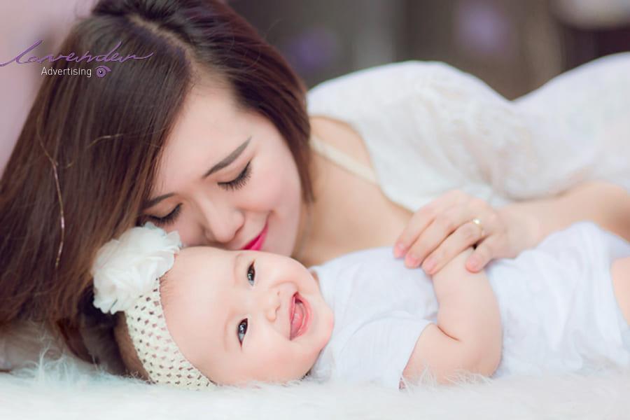 Chụp ảnh mẹ và bé trai tại nhà tự nhiên đẹp
