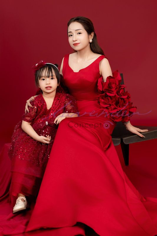 Chụp ảnh mẹ và bé trong studio tone sang trọng
