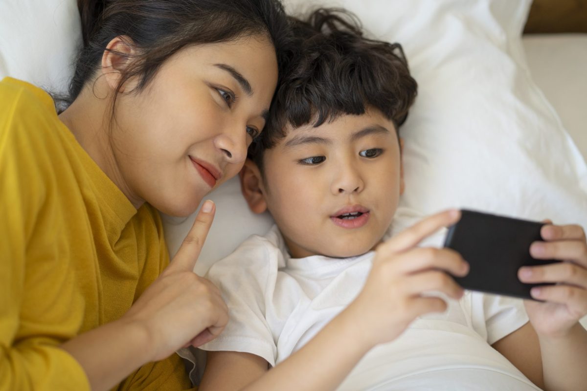 Concept chụp ảnh mẹ và bé trai tự nhiên