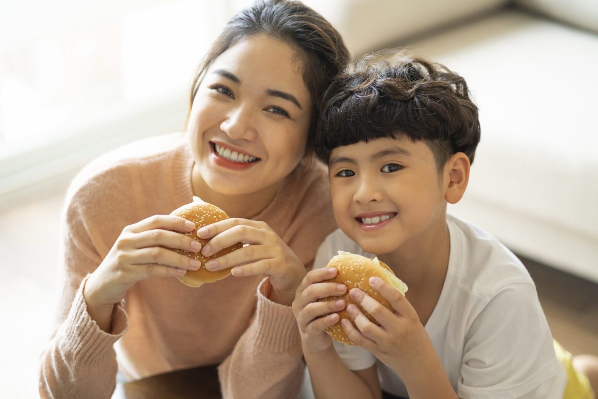 Concept chụp ảnh mẹ và bé trai ăn tự nhiên