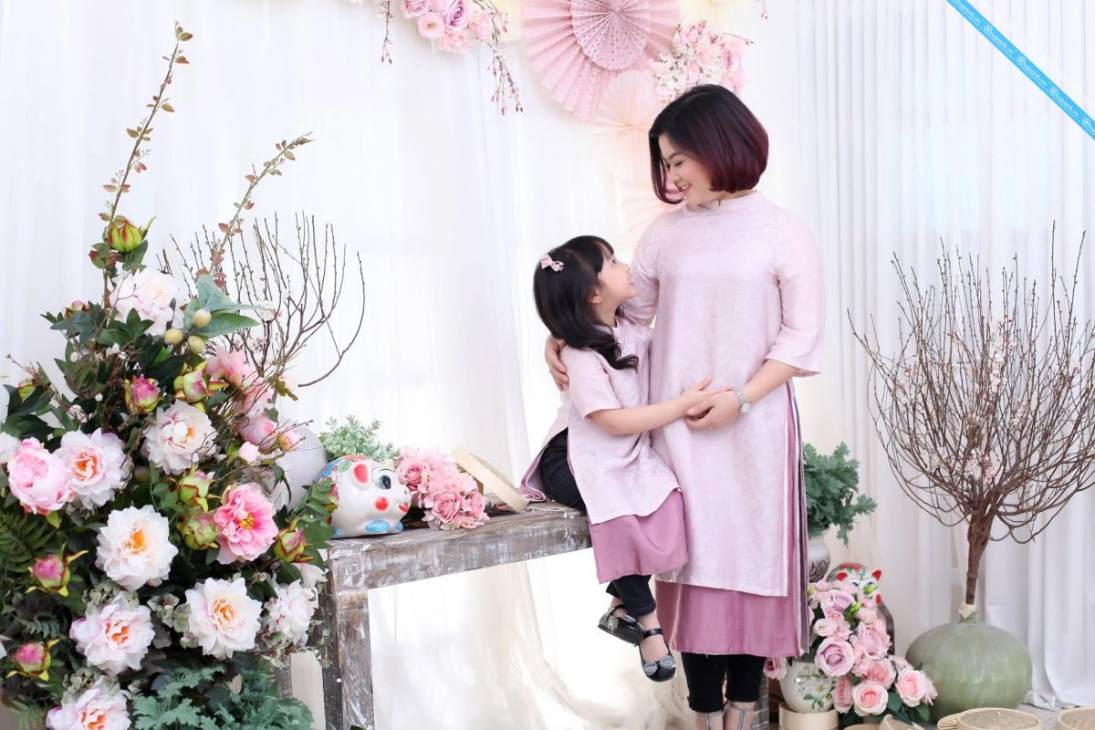 Concept chụp ảnh mẹ và con gái mặc áo dài trong phim trường