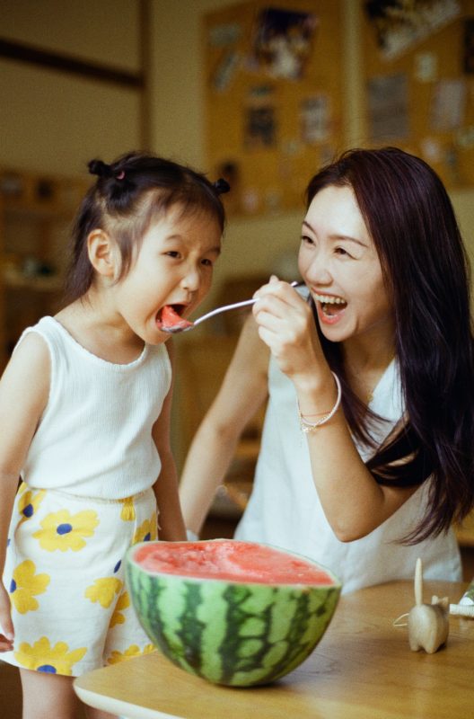 Concept chụp ảnh mẹ và con gái ăn uống tự nhiên