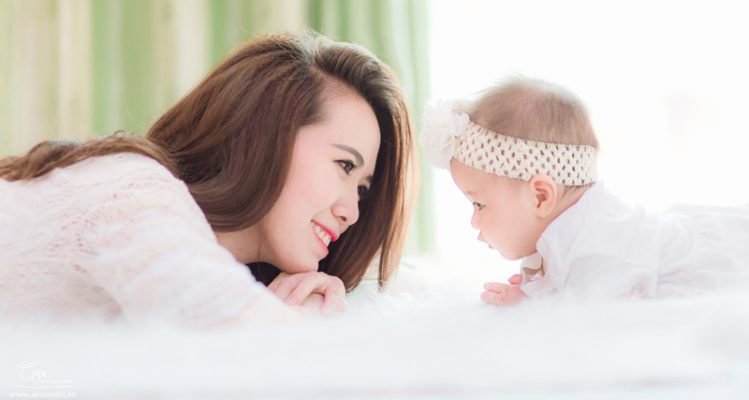 Chụp cận chân dung mẹ và con gái độc đáo