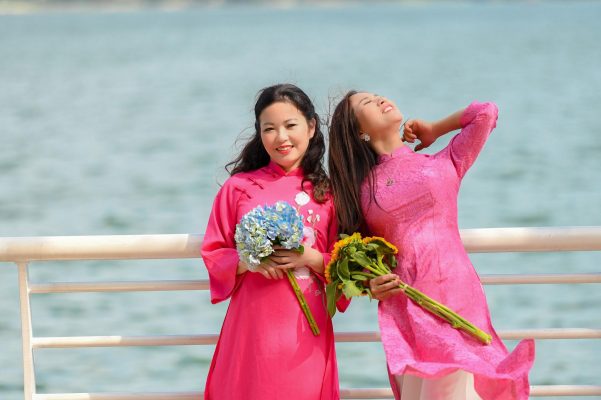 Kinh nghiệm chụp ảnh áo dài 2 người tạo dáng tự nhiên khi chụp ngoại cảnh