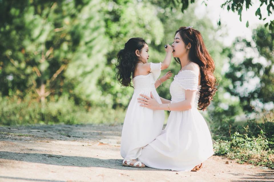 Lựa chọn trang phục chụp hình mẹ và con gái phù hợp
