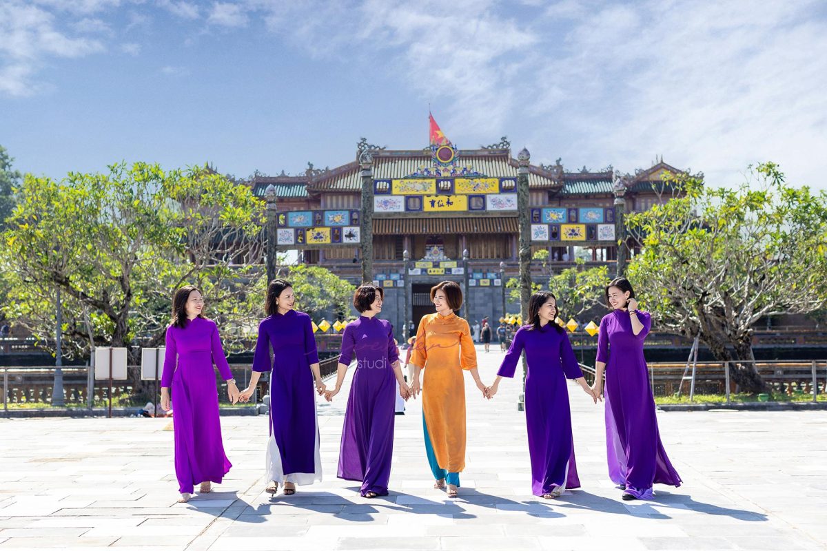 Chụp ảnh nhóm với bạn bè áo dài giá bao nhiêu ở Huế