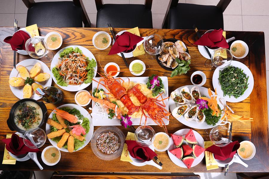 So sánh tổ chức tiệc liên hoan tại nhà hàng và tại nhà: Những khác biệt đáng chú ý So sánh tổ chức tiệc liên hoan tại nhà hàng và tại nhà: Những khác biệt đáng chú ý