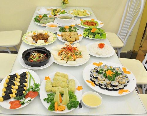 So sánh tổ chức tiệc liên hoan tại nhà hàng và tại nhà: Những khác biệt đáng chú ý So sánh tổ chức tiệc liên hoan tại nhà hàng và tại nhà: Những khác biệt đáng chú ý
