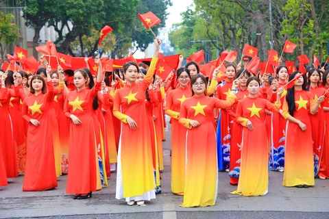 Kỷ niệm 80 năm quốc khánh với bộ ảnh chụp áo dài 2/9 tại Huế