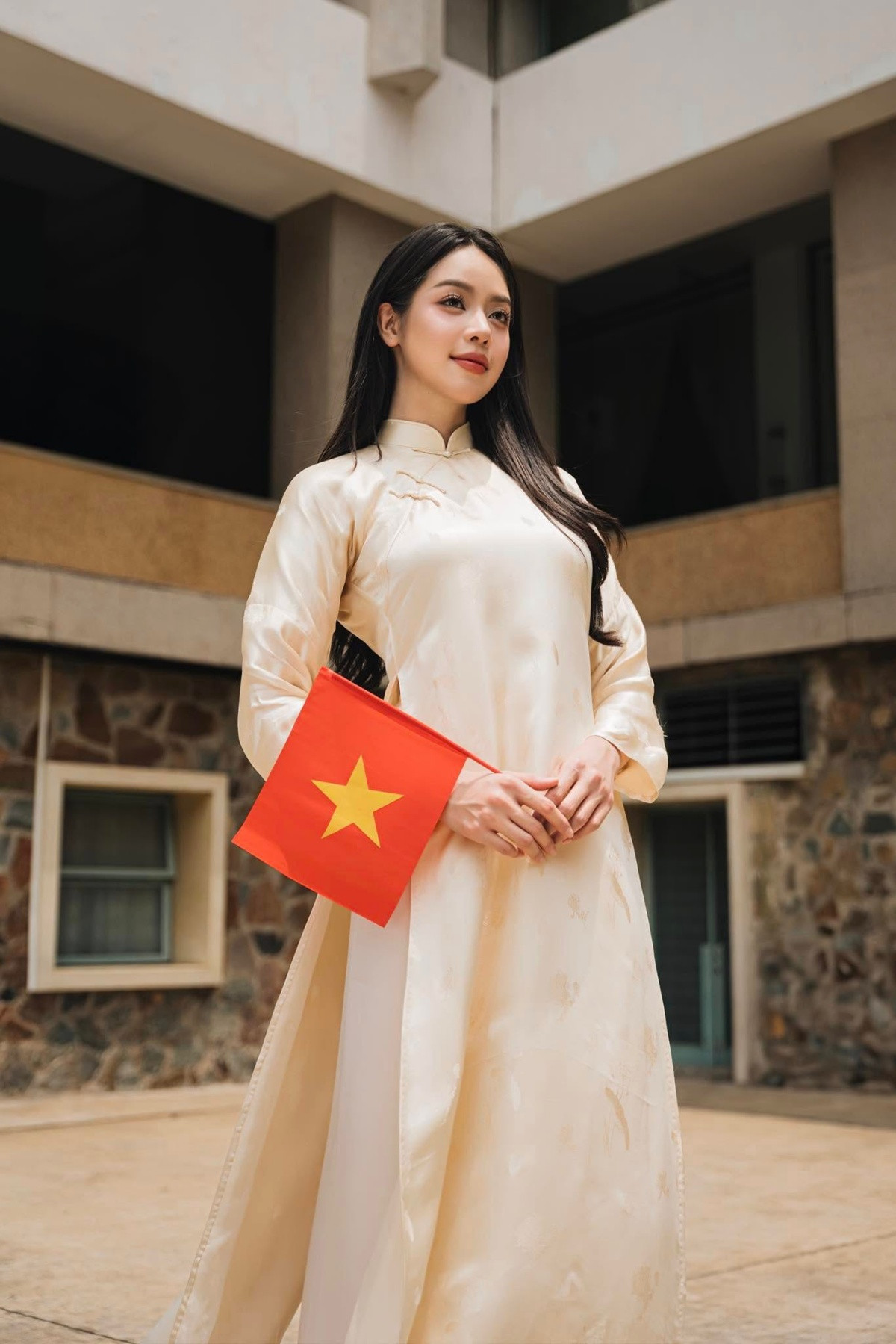 Kỷ niệm 80 năm quốc khánh với bộ ảnh chụp áo dài 2/9 tại Huế