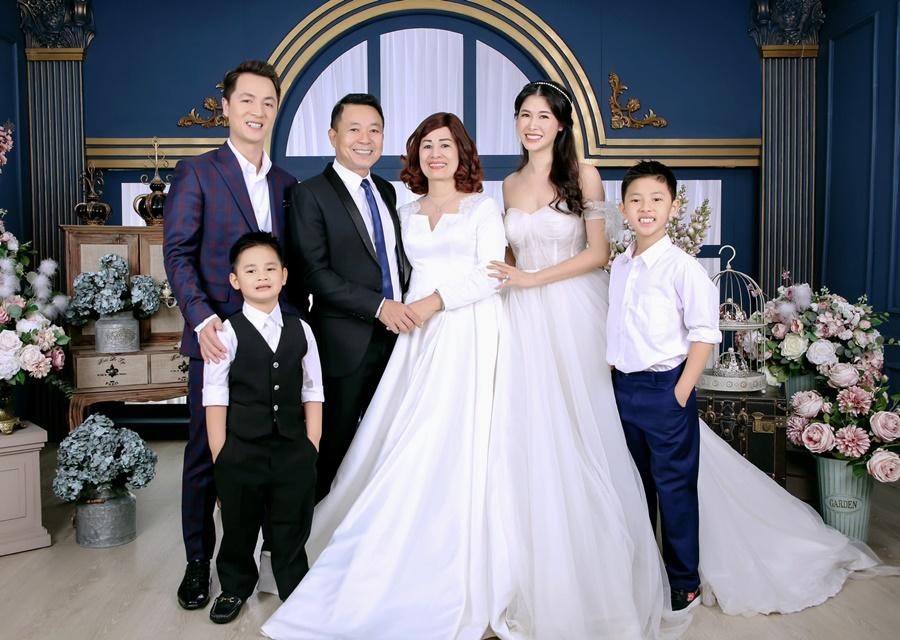 Kinh nghiệm chụp ảnh gia đình kỷ niệm ngày cưới chi tiết từ A–Z Kinh nghiệm chụp ảnh gia đình kỷ niệm ngày cưới (3)