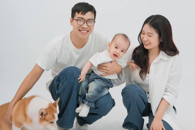 8 studio chụp gia đình có thú cưng ghi điểm với các bé (3) 8 studio chụp gia đình có thú cưng ghi điểm với các bé (3)