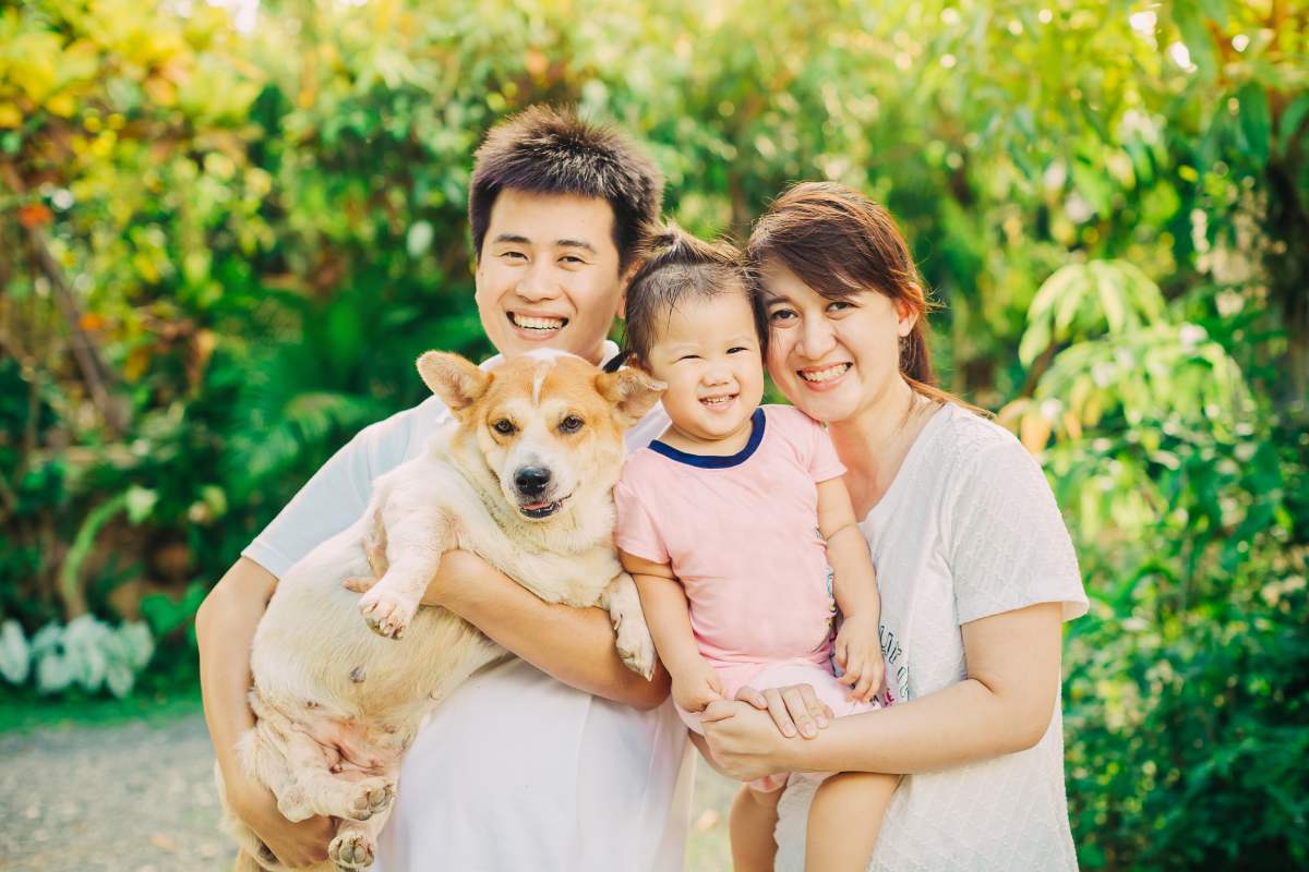 8 studio chụp gia đình có thú cưng ghi điểm với các bé (4) 8 studio chụp gia đình có thú cưng ghi điểm với các bé (4)