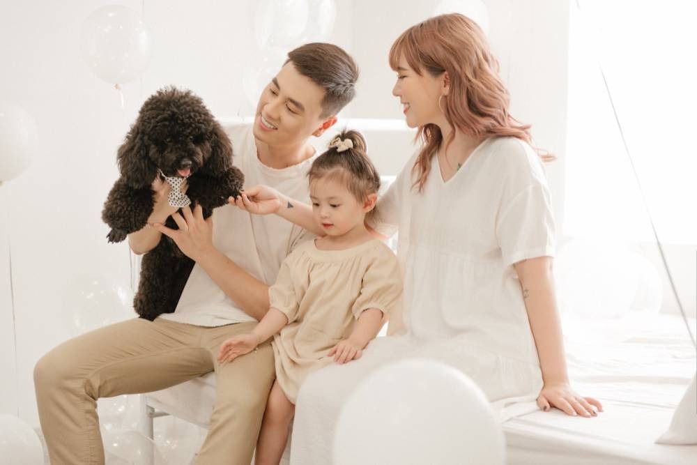 8 studio chụp gia đình có thú cưng ghi điểm với các bé (9) 8 studio chụp gia đình có thú cưng ghi điểm với các bé (9)