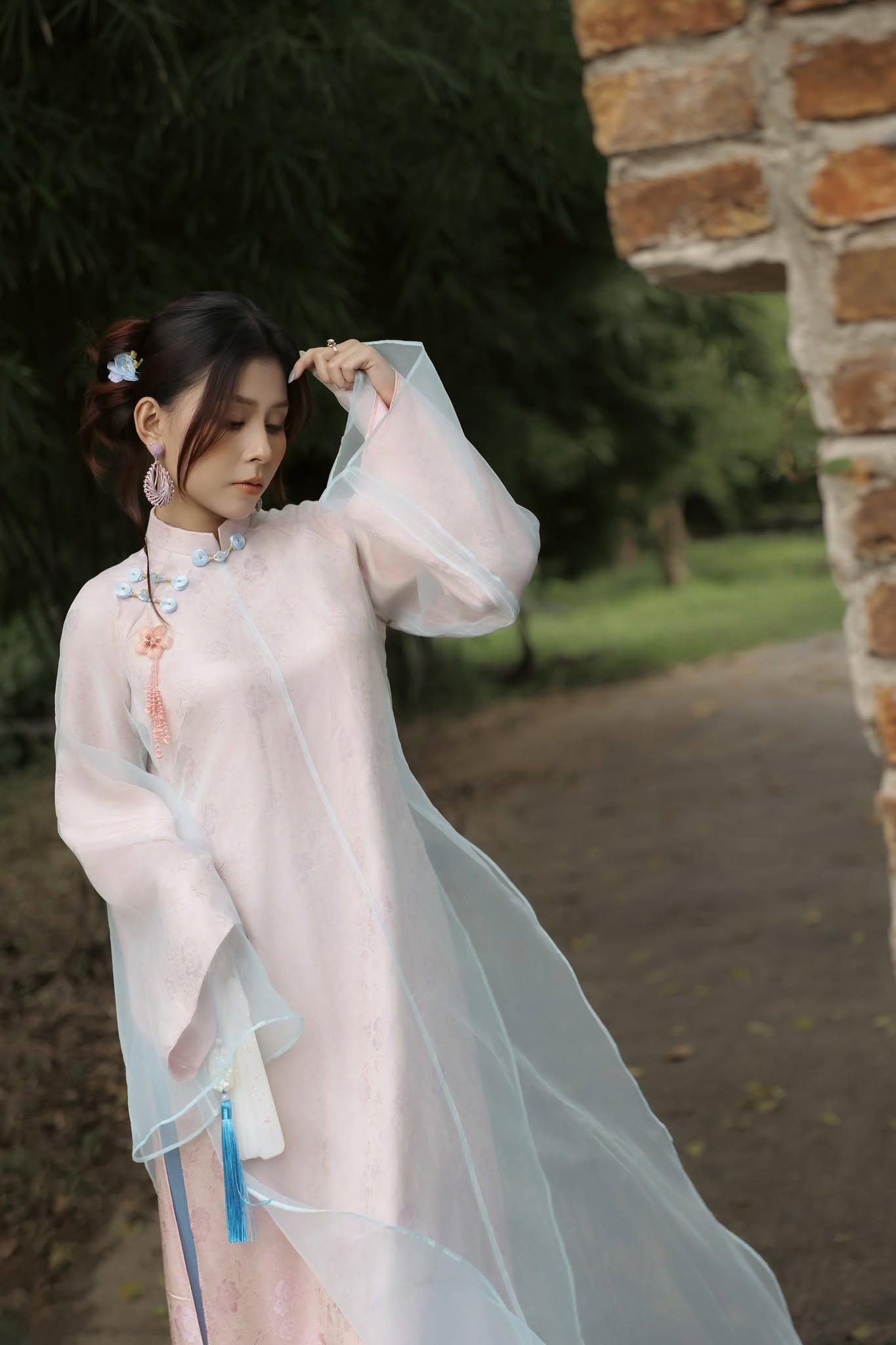 Hướng dẫn tạo dáng chụp ảnh áo dài đẹp cho người mới