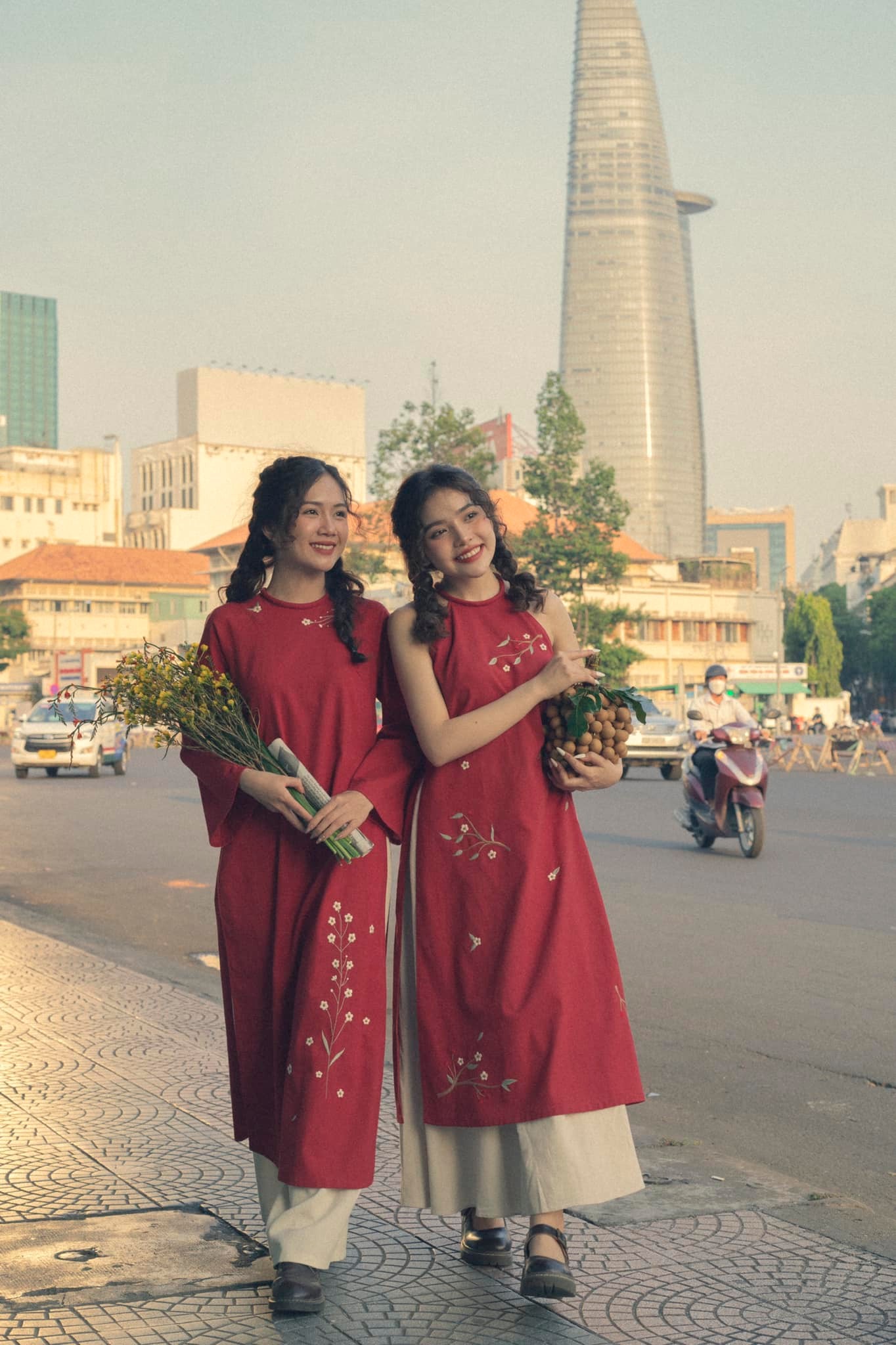 Chụp ảnh áo dài chị em duyên dáng (1) Chụp ảnh áo dài chị em duyên dáng (1)