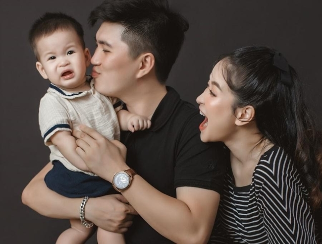 Chụp Ảnh Chân Dung Gia Đình Trong Studio 